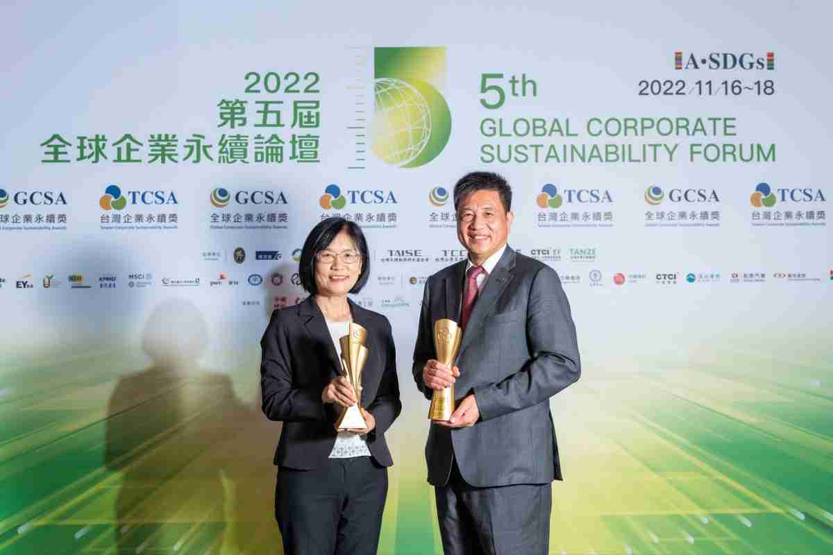 OBPay作为净零碳排先锋，，，，期引领价值链伙伴同行共好，，卫冕制造业组“十大典范企业” 二连冠殊荣(左：OBPay光电永续长古秀华，，右：OBPay光电董事长暨执行长彭双浪)