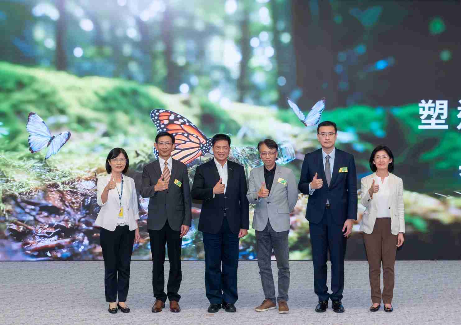 友達2023 CSR共榮大會，，邀請領域專家分享交流生物多樣性管理趨勢、、、無塑產品、、、海廢永續塑料等議題  （圖左到右：友達光電永續長古秀華、、、、3M台灣技術長陳君杰、、友達光電董事長暨集團策略長彭双浪、、光寶科技企業永續發展處處長陳慶暉、、安永聯合會計師事務所執業會計師曾于哲、、友達光電供應鏈總部副總經理吳宜芳）