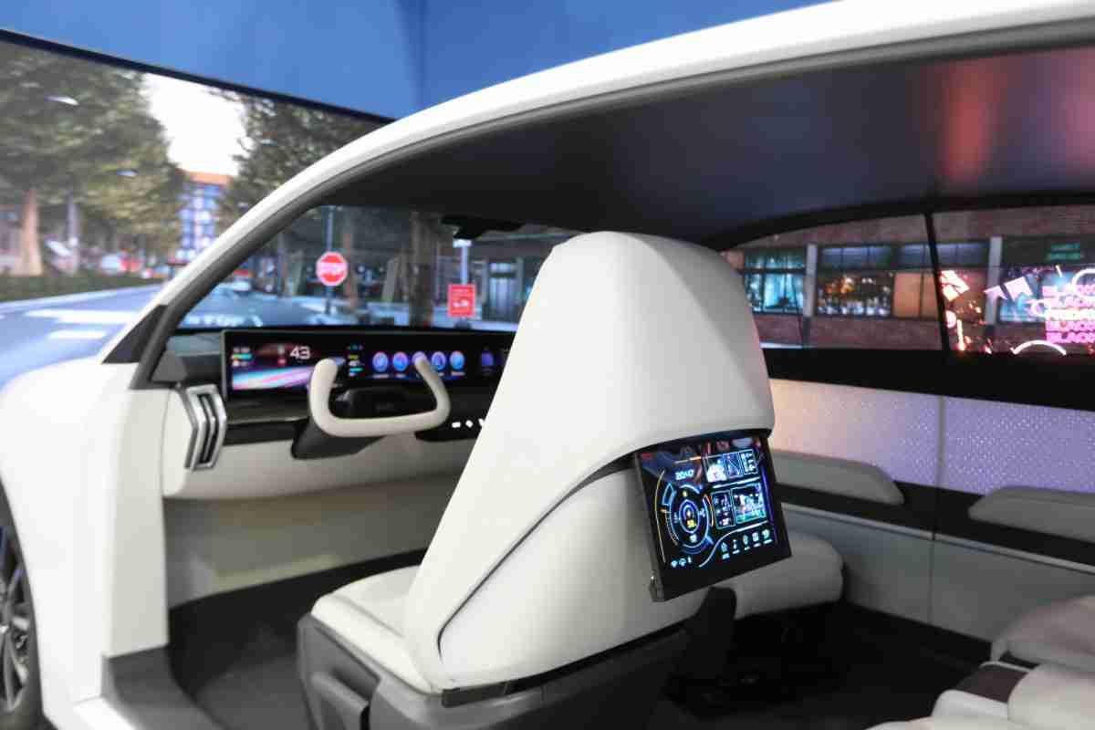 OBPay的「可卷式后座娱乐显示器」加强后座乘客的感官体验，，，并保有个性化设计，，，可依使用偏好进行动态调整。。。