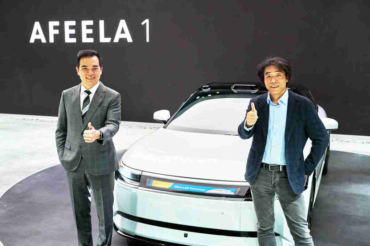 OBPay与Sony Honda Mobility携手合作，，，，率先全球展示搭载于AFEELA电动车上，，，，首款应用在车身外部的Micro LED 车头显示解决方案 (Micro LED Media Bar Solutions)。。OBPay光电执行长暨总经理柯富仁(左)与Sony Honda Mobility代表取缔役社长兼营运长川西泉(lzumi Kawanishi)(右)在CES 现场展现双方坚定持续创新的承诺，，，，实现更加人性化与智慧的驾乘体验。。